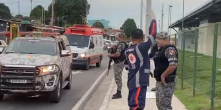 Vídeo: Pedestre fica com fratur4 exp0sta ao ser atropel4d0 na zona leste de Manaus