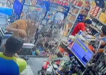 Vídeo: Durante assalt0, mulher implora para não ter a bolsa levada dentro de comércio no Nova Cidade