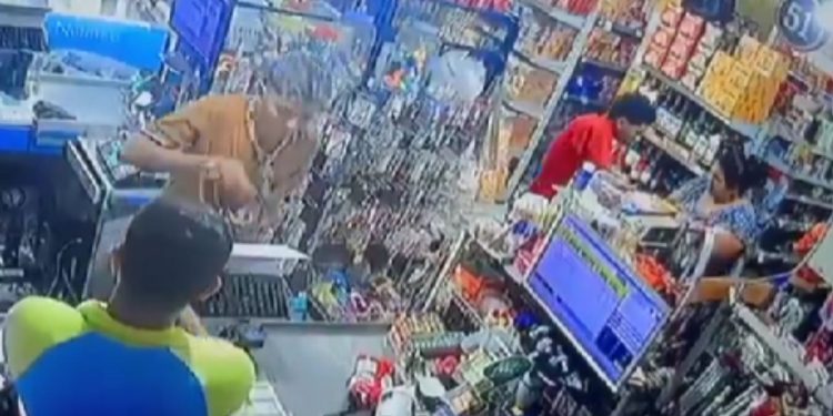 Vídeo: Durante assalt0, mulher implora para não ter a bolsa levada dentro de comércio no Nova Cidade