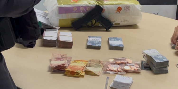 Homem é pr3s0 com R$ 3,5 mil após fazer a limpa com o comparsa na Drogasil em Manaus