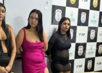 Suspeitas ficam com cara de velório após serem presas com drogas no Centro de Manaus