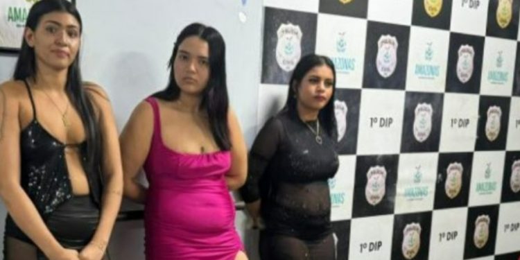 Suspeitas ficam com cara de velório após serem presas com drogas no Centro de Manaus