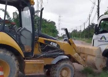 Vídeo: consumidor irad0 tenta arrastar caminhão da AM Energia com retroescavadeira  
