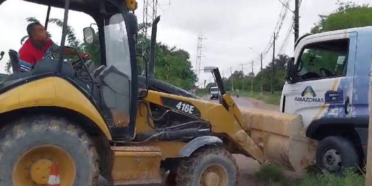 Vídeo: consumidor irad0 tenta arrastar caminhão da AM Energia com retroescavadeira  