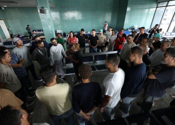 Brasileiros deportados por Donald Trump saem de Manaus rumo Minas Gerais