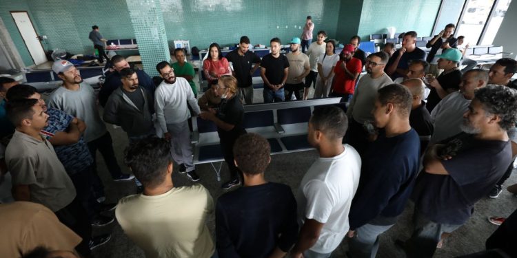 Brasileiros deportados por Donald Trump saem de Manaus rumo Minas Gerais