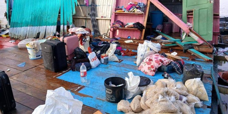 Marinha, PM e Corpo de Bombeiros fazem buscas a procura de mãe e filhos desaparecidos no rio no AM
