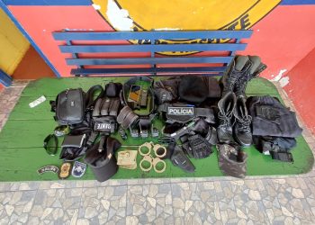 Gaiato que se passava por policial no interior do AM é pres0 com algemas, coletes e distintivos