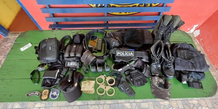 Gaiato que se passava por policial no interior do AM é pres0 com algemas, coletes e distintivos
