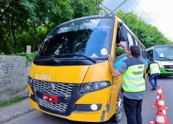 Pneus carecas e motorista sem CNH: ‘Amarelinhos’ são autuados durante fiscalização