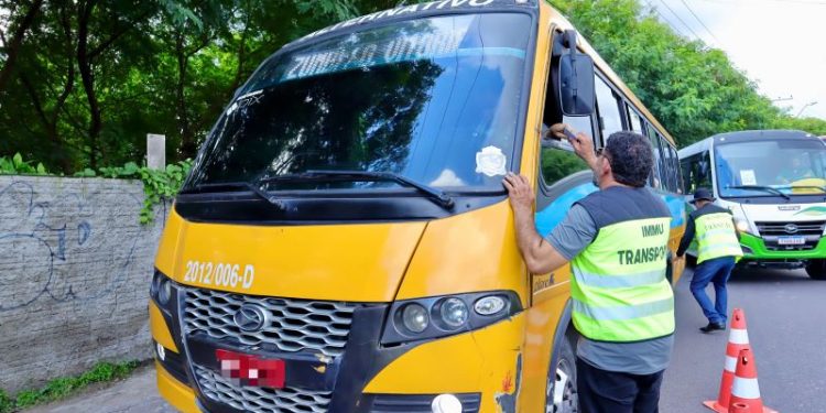 Pneus carecas e motorista sem CNH: ‘Amarelinhos’ são autuados durante fiscalização