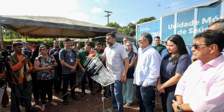 Wilson Lima vistoria atendimentos da primeira Carreta da Saúde do ano, em Iranduba