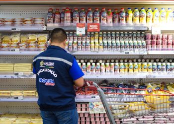 Procon flagra supermercado em Manaus vendendo produto estragado na ZL
