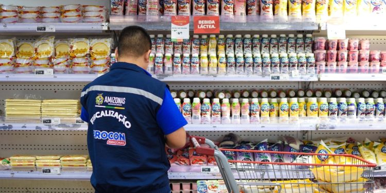 Procon flagra supermercado em Manaus vendendo produto estragado na ZL