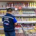 Procon flagra supermercado em Manaus vendendo produto estragado na ZL