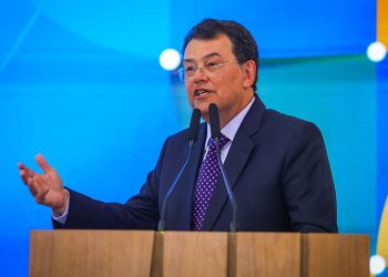 Ao lado de Lula, Eduardo Braga celebra sanção da regulamentação da reforma tributária