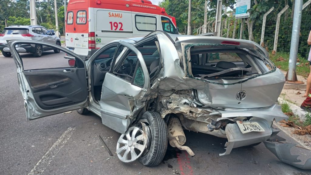 C0lisão por causa de 'racha' em Manaus deixa motorista ferid0; veja o vídeo