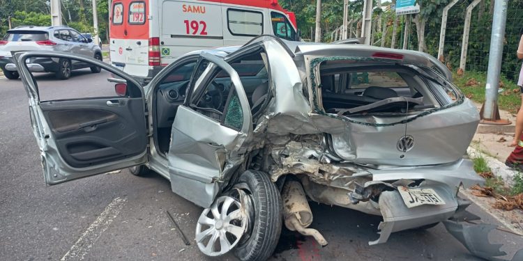 C0lisão por causa de 'racha' em Manaus deixa motorista ferid0; veja o vídeo