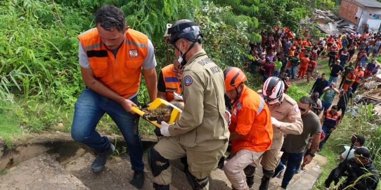 Bombeiros lutam contra o tempo para resgatar pai e filha vivos no deslizament0 em Manaus