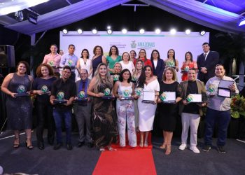 Mais de 30 professores são premiados em Manaus por destaque nas salas de aula