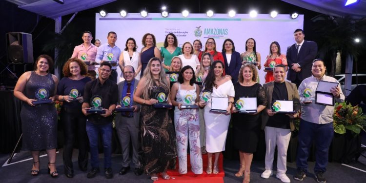 Mais de 30 professores são premiados em Manaus por destaque nas salas de aula