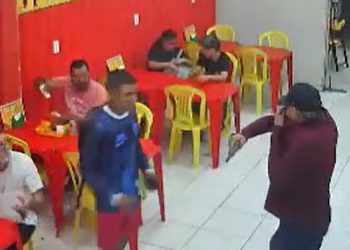 Vídeo: clientes são assaltad0s e ameaçad0s de m0rte em lanchonete de Manaus