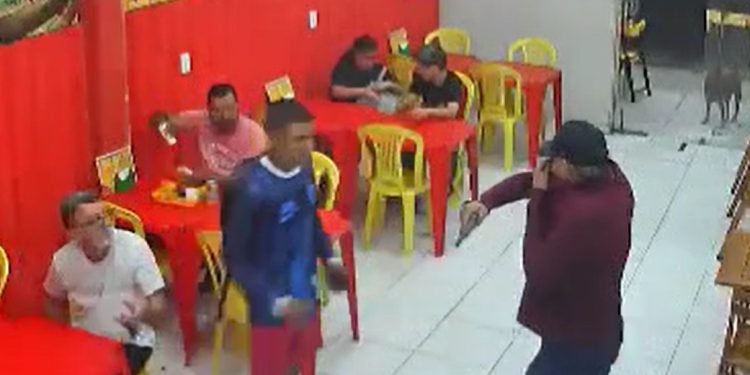 Vídeo: clientes são assaltad0s e ameaçad0s de m0rte em lanchonete de Manaus
