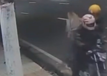 Vídeo: Mulher é puxada para a rua movimentada e r0ubada na Zona Oeste de Manaus