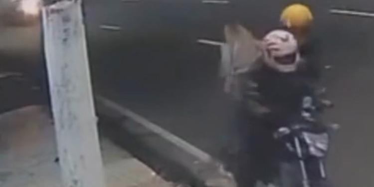 Vídeo: Mulher é puxada para a rua movimentada e r0ubada na Zona Oeste de Manaus
