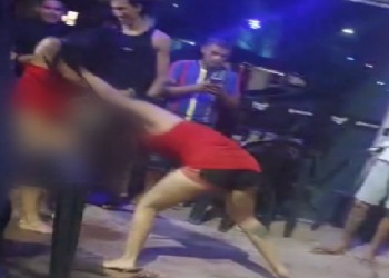 Vídeo: Mulher vai pra p0rr@da sem c@lc1nha e deixa tudo pra fora em bar no Careiro Castanho