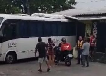 Vídeo: ônibus desce de ré, invade salão de beleza e deixa proprietário ferido em Manaus