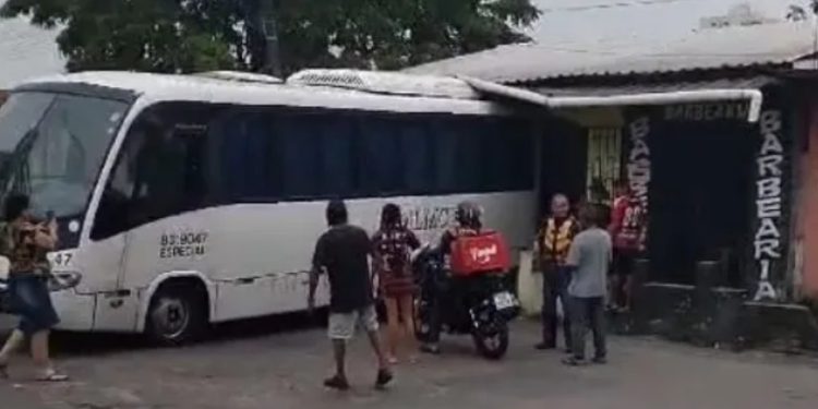 Vídeo: ônibus desce de ré, invade salão de beleza e deixa proprietário ferido em Manaus