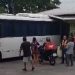 Vídeo: ônibus desce de ré, invade salão de beleza e deixa proprietário ferido em Manaus
