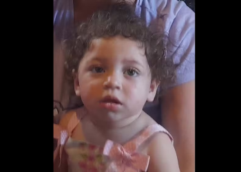 De avental e máscara branca, mulher diz que é agente de saúde e s3questra bebê de 1 ano de 6 meses