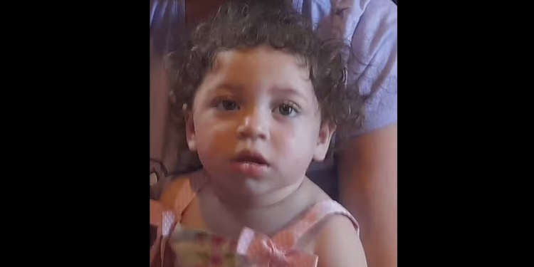 De avental e máscara branca, mulher diz que é agente de saúde e s3questra bebê de 1 ano de 6 meses
