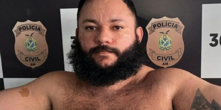 Polícia bate na porta e esposa mostra onde o marido assassin0 estava escondido no Amazonas