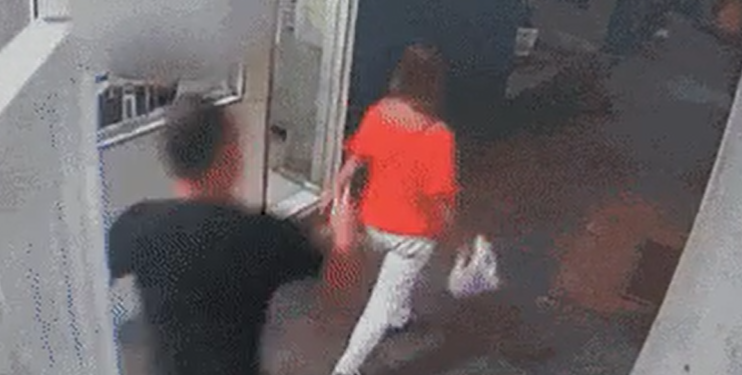 Vídeo: Idosa leva chut3 de motorista de app por causa de farelo de biscoito