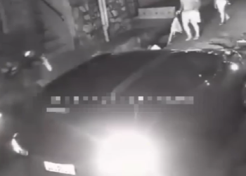 Vídeo: Baixa visibilidade faz moto cair em buraco e motoqueiro se ac1dent@r em Manaus