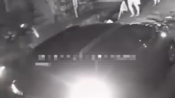 Vídeo: Baixa visibilidade faz moto cair em buraco e motoqueiro se ac1dent@r em Manaus
