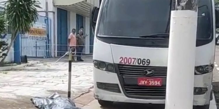 Vídeo: pedestre m0rre atropelad0 na Djalma Batista por micro-ônibus