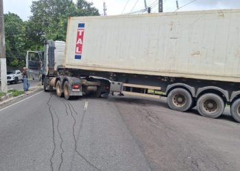 Vídeo: carreta fica atravessada e bloqueia trânsito na avenida Rodrigo Otávio