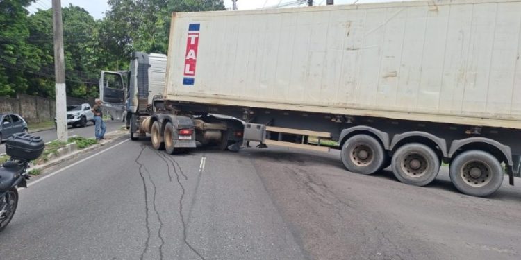Vídeo: carreta fica atravessada e bloqueia trânsito na avenida Rodrigo Otávio