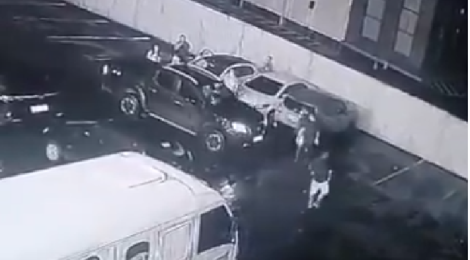Vídeo mostra dupla sendo bal3ad@ no estacionamento do bar Caritó, em Manaus; veja