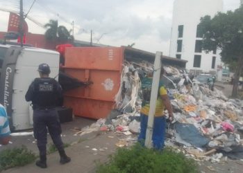Vídeo: carreta cheia de lixo tomba e det0na rua na Zona Norte de Manaus