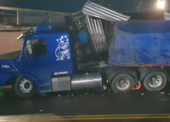 Vídeo: Carreta desgovernada invade comércios após falha nos freios em Manaus