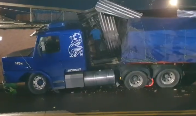 Vídeo: Carreta desgovernada invade comércios após falha nos freios em Manaus