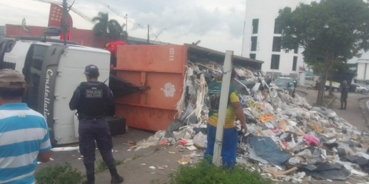 Vídeo: carreta cheia de lixo tomba e det0na rua na Zona Norte de Manaus