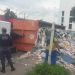 Vídeo: carreta cheia de lixo tomba e det0na rua na Zona Norte de Manaus