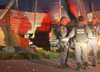 Na madrugada, h0mem m0rr3 na hora ao bat3r em poste no bairro Santo Antônio