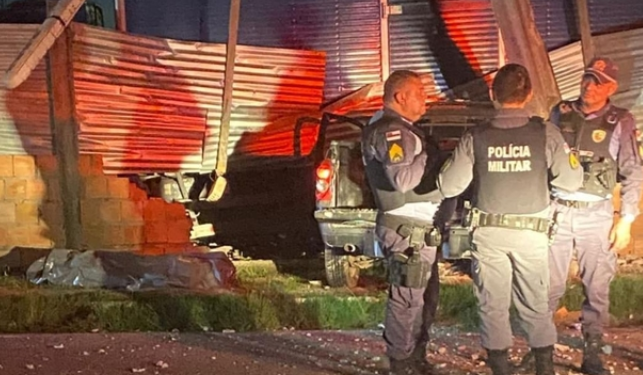 Na madrugada, h0mem m0rr3 na hora ao bat3r em poste no bairro Santo Antônio